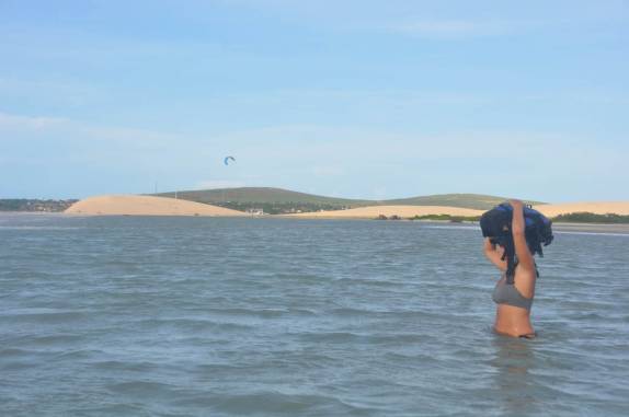 Atravessando, na maré cheia, o último obstáculo antes de chegar em Jericoacoara - CE